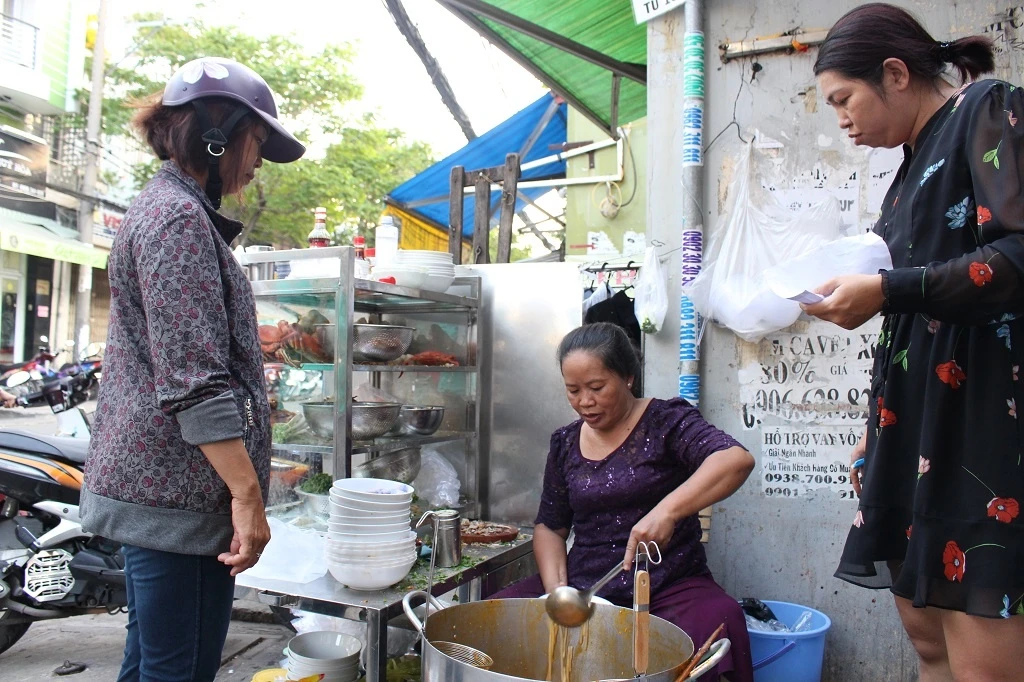 banh canh 300.000 dong, chen nhau trong hem nho an banh canh 300.000 dong anh 2