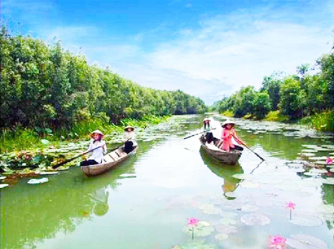 Ngồi xuồng bơi quanh khu bảo tồn