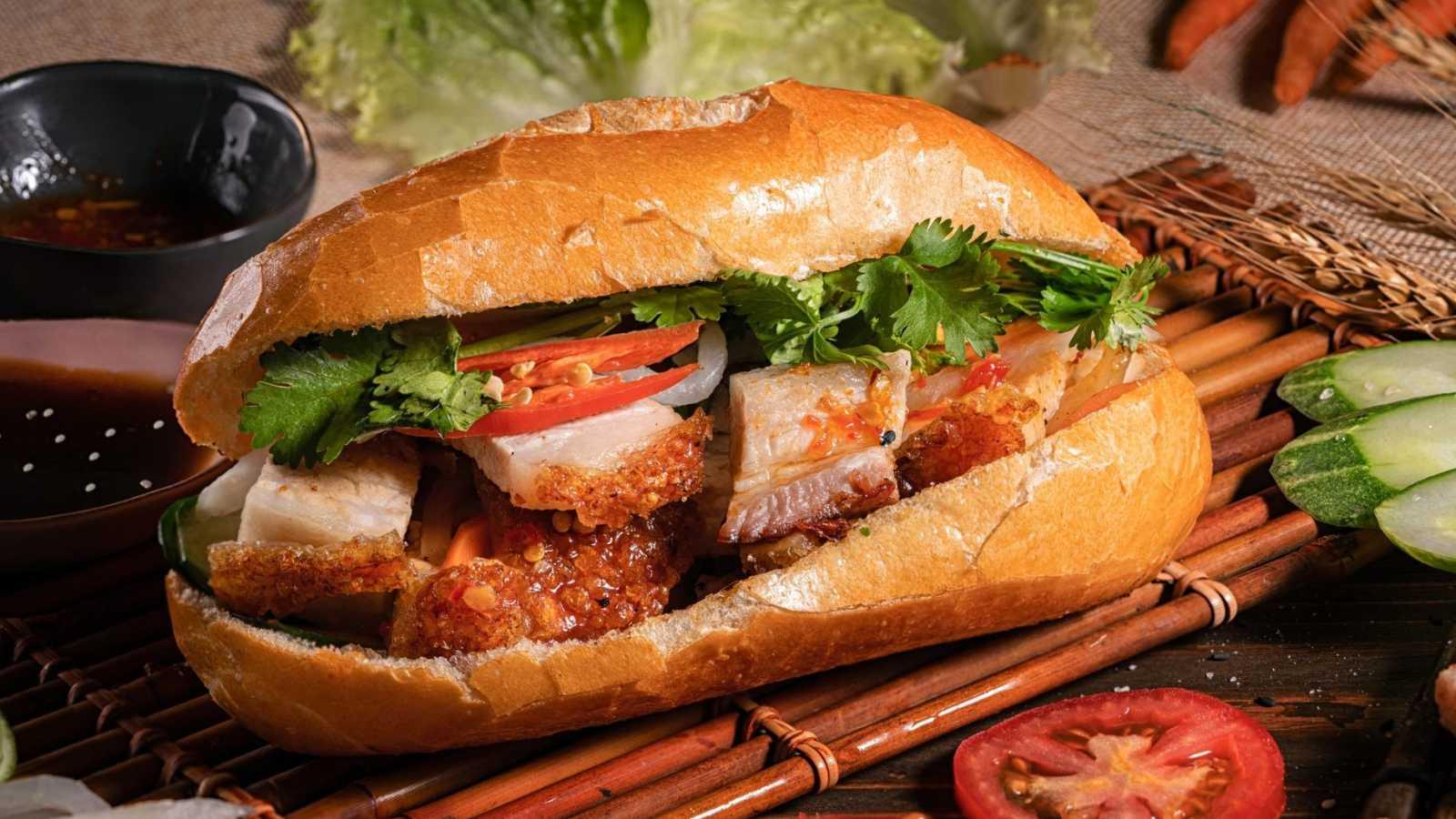 1 Ổ BÁNH MÌ HEO QUAY CHỨA BAO NHIÊU CALO? CÓ MẬP KHÔNG?