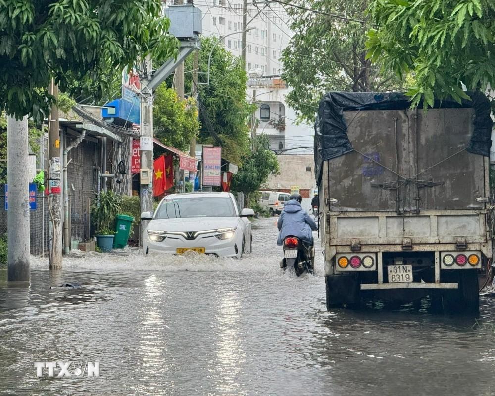 Mưa lớn gây ngập nhiều tuyến đường tại Thành phố Hồ Chí Minh