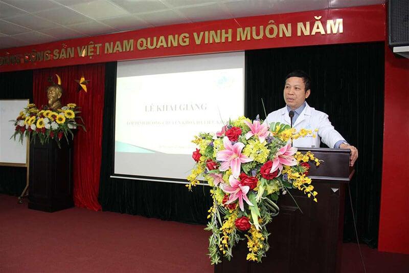 PGS.TS. Nguyễn Văn Thường - GĐ Bệnh viện - Trưởng bộ môn Da liễu trường Đại học y Hà Nội phát biểu khai giảng khoá học