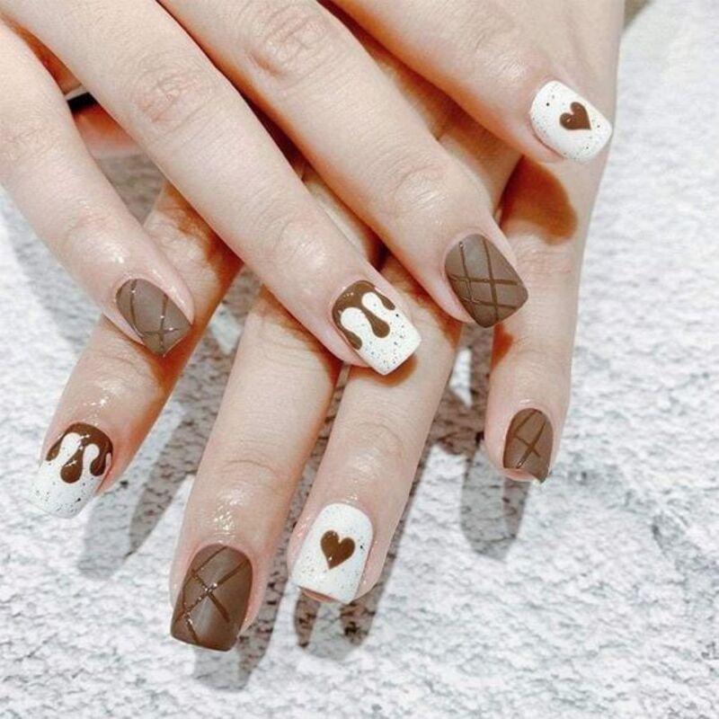 Nail màu nâu sữa kết hợp họa tiết kẻ sọc trắng