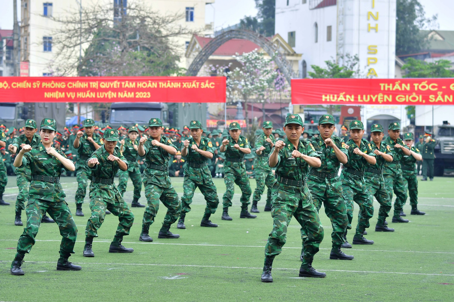 Nữ trinh sát biên phòng tay không bắt đối tượng buôn bán ma túy