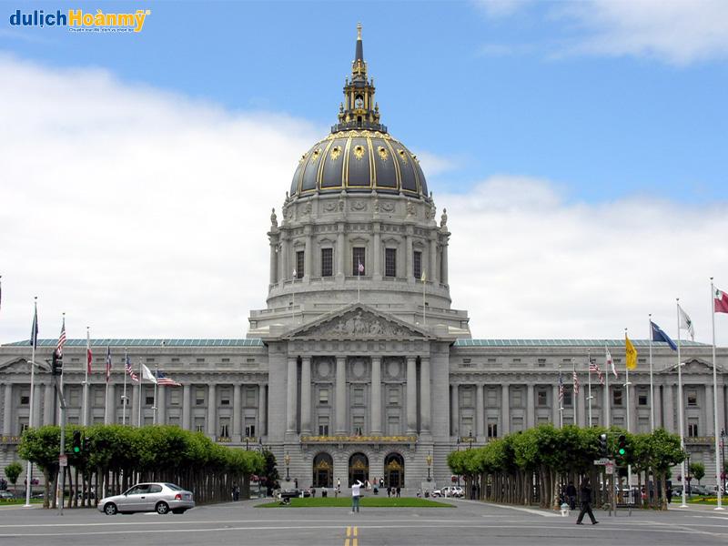 Toà thị chính San Francisco nằm tại tiểu bang California, Mỹ