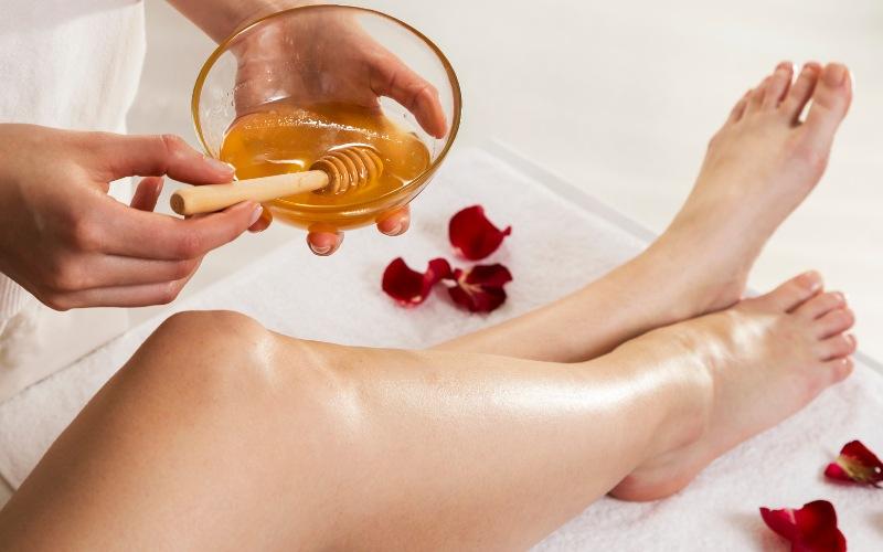 Thực hiện làm sáp wax lông tại nhà giúp bạn kiểm soát được nguyên liệu, quy trình nên đảm bảo an toàn và phù hợp với làn da