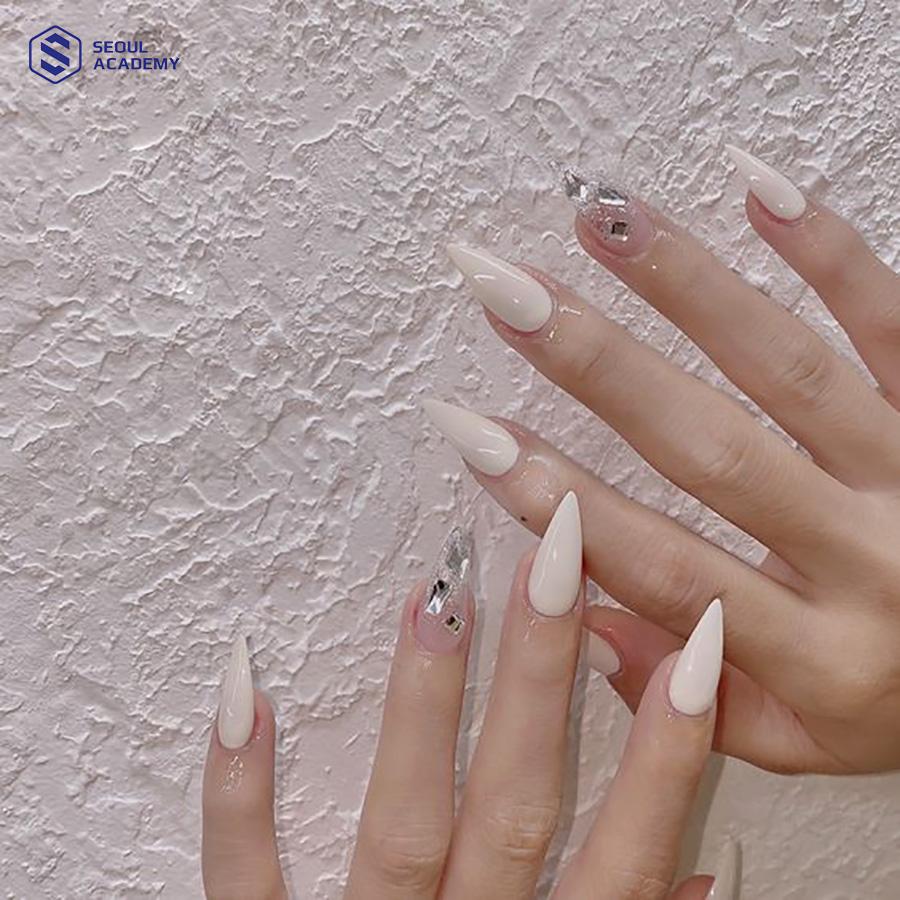 TOP 35+ mẫu nail trắng đính đá cực đẹp sang chảnh