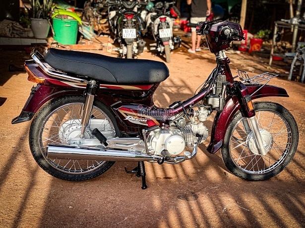 Honda Dream "đồng nát" dọn lại chơi Tết đẹp lung linh