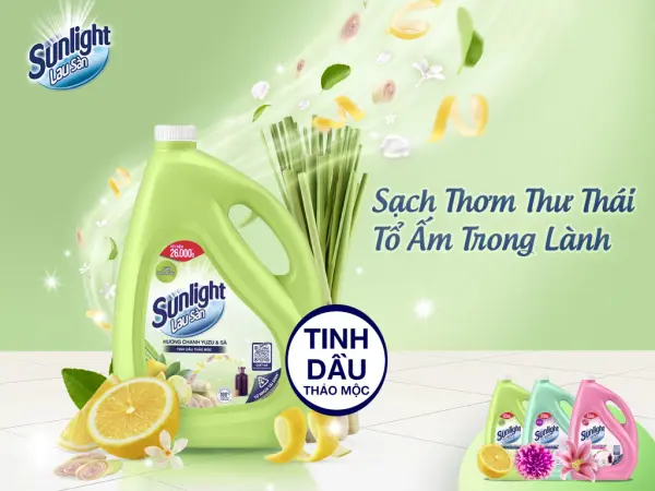 Hình ảnh chai nước rửa chén Sunlight màu xanh lá cây cỡ lớn với hình ảnh chanh và lá cây, cùng khẩu hiệu và logo.