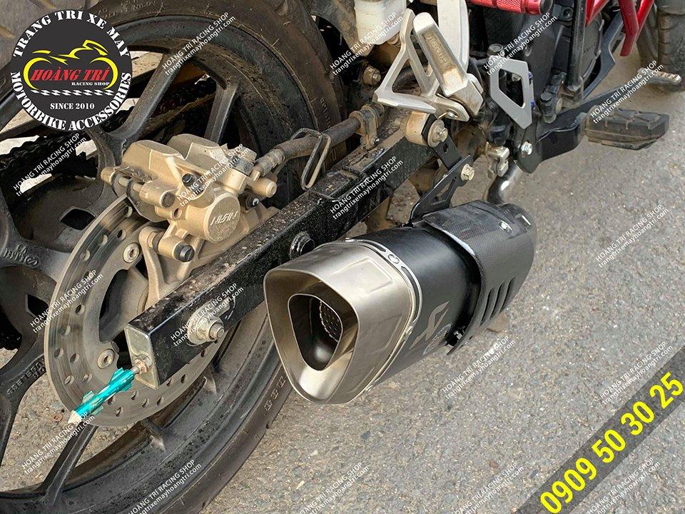 Cận cảnh pô Akrapovic R1