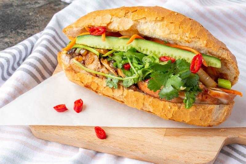 Một ổ bánh mì thịt bao nhiêu calo