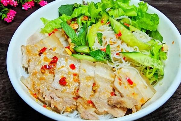 Bún mắm nêm thịt luộc