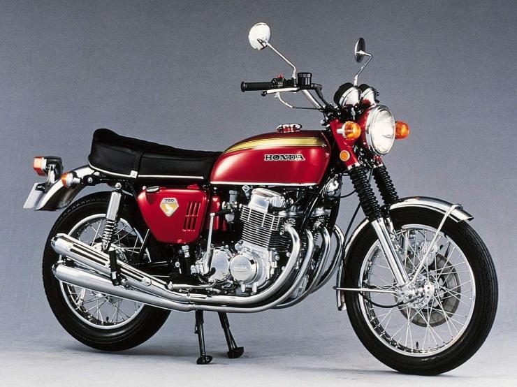 2. Honda CB750 thường được biết đến như là mẫu siêu mô tô đầu tiên. Ra mắt năm 1969, CB750 mang động cơ 4 xi lanh thẳng hàng, làm thay đổi cuộc chơi xe 2 bánh lúc bấy giờ nhờ có khả năng vận hành trơn chu, vô cùng phấn khích. Mẫu xe này từng bán được 400 nghìn chiếc trong vòng 20 năm từ 1969-1989.&nbsp;