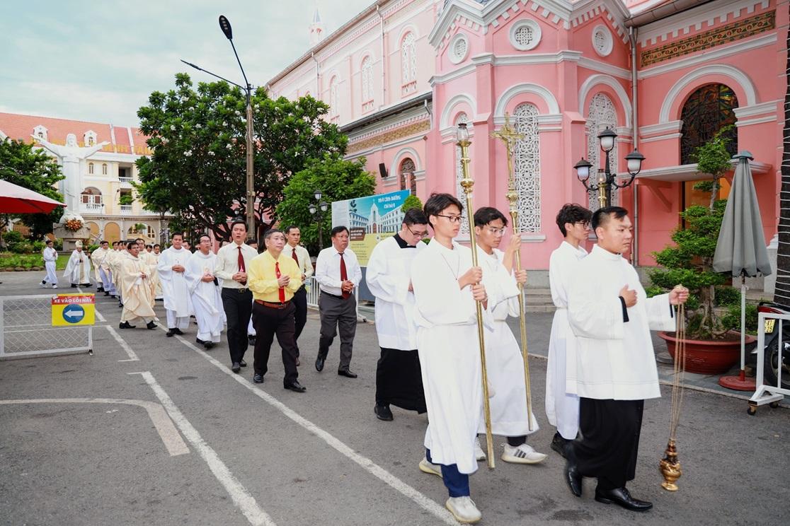 Nhà Thờ Tân Định: 19 tân linh mục dâng lễ tạ ơn