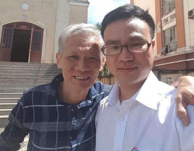 Ông Đỗ Văn Hùng (trái) và Luật sư Bùi Quang Tuấn chia sẻ niềm vui sướng sau phiên tòa được tuyên trả tự do ngày 13/11/2018.