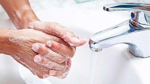 Rửa tay quá kỹ là dấu hiệu phổ biến của người mắc chứng rối loạn ám ảnh cưỡng chế.
