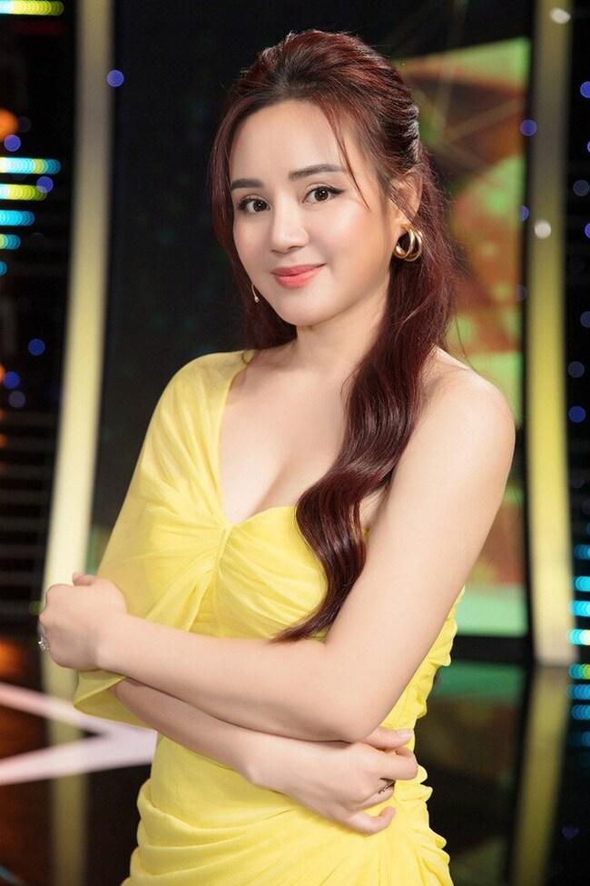 Vy Oanh lên tiếng đính chính "ồn ào" quyên góp 50 bánh bông lan, khoe biệt thự bề thế khẳng định mình không nói dối