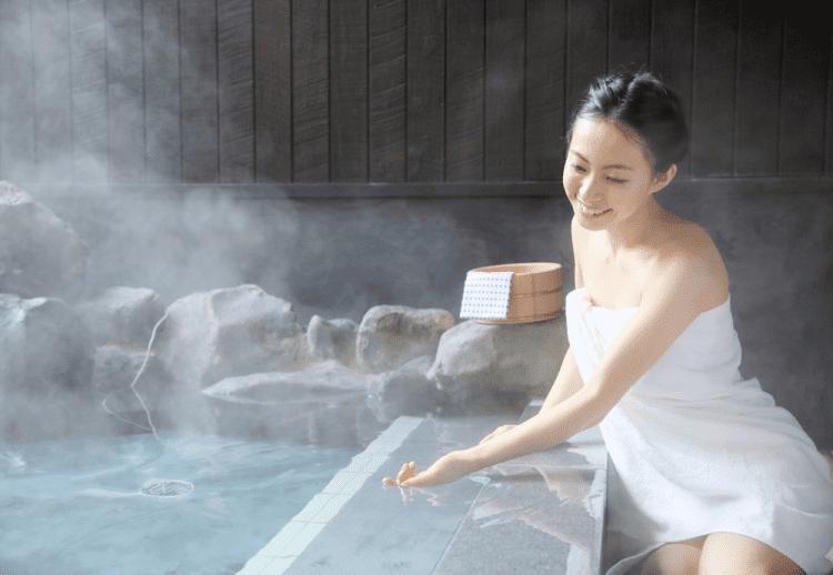 Tắm bằng nước ấm giúp xoa dịu cơn đau lưng tới tháng