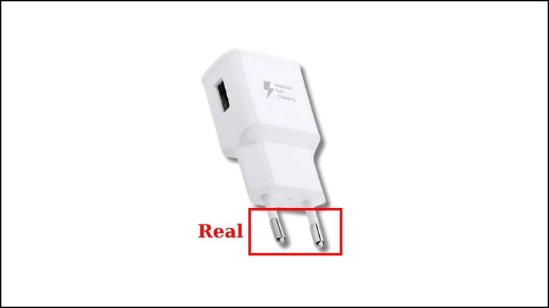Hai chân cắm của cục sạc chính hãng thường hướng về nhau