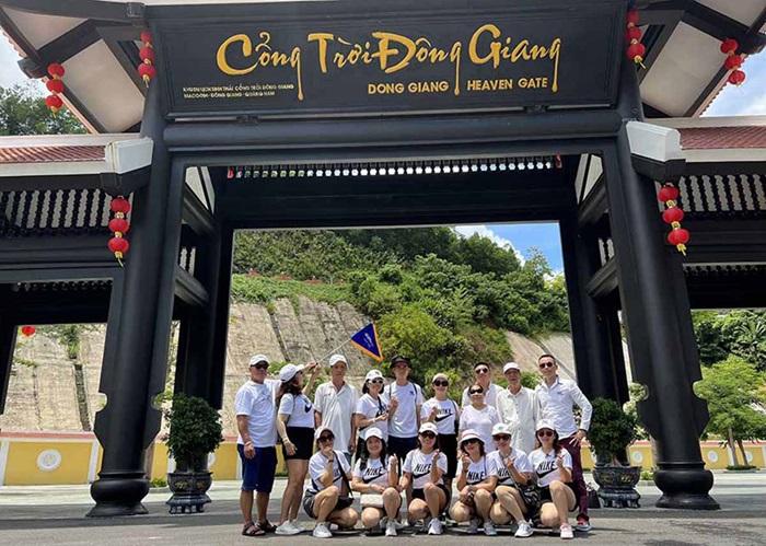 Đi Cổng Trời Đông Giang mặc gì