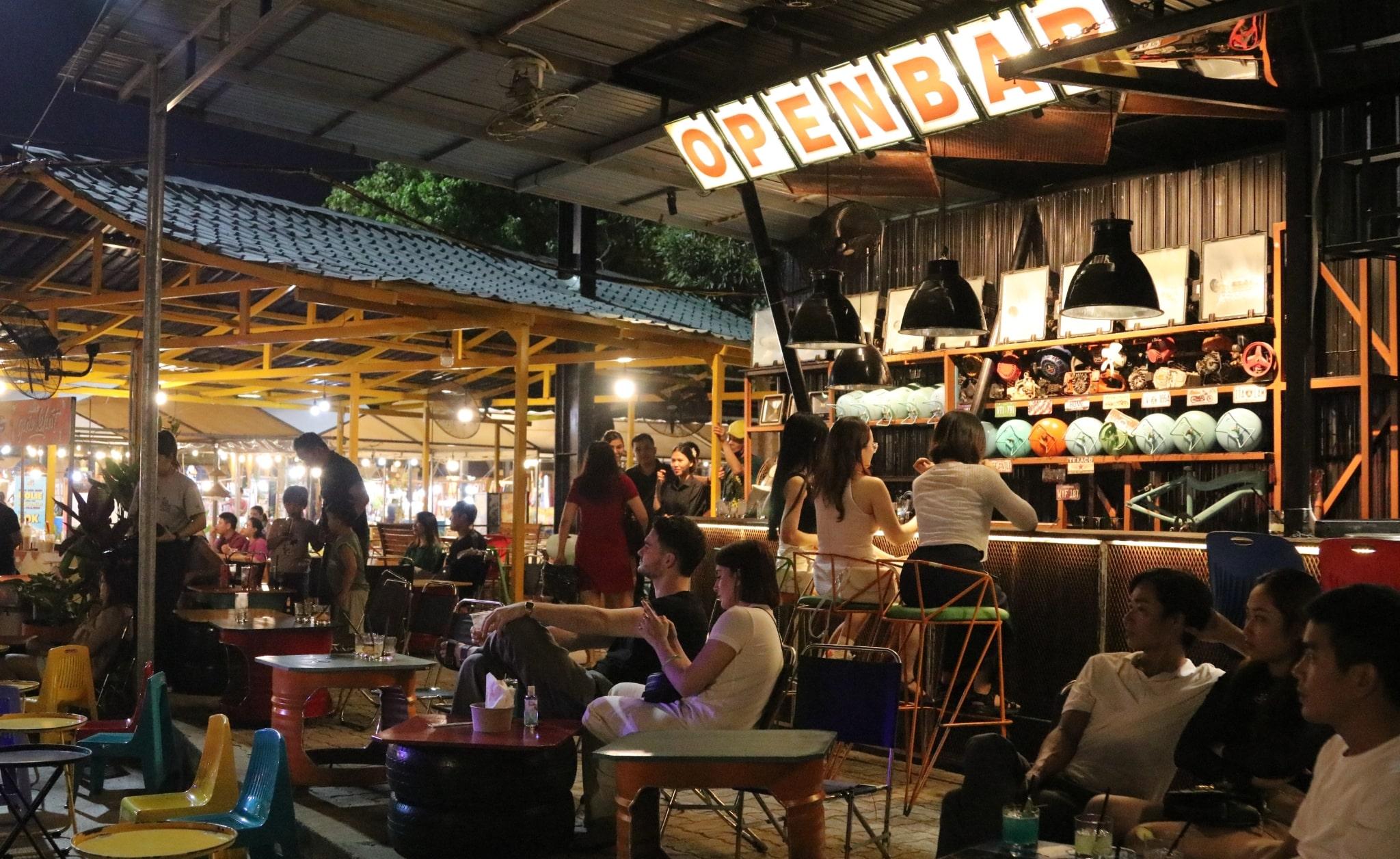 Open Bar nằm ở không gian rộng rãi