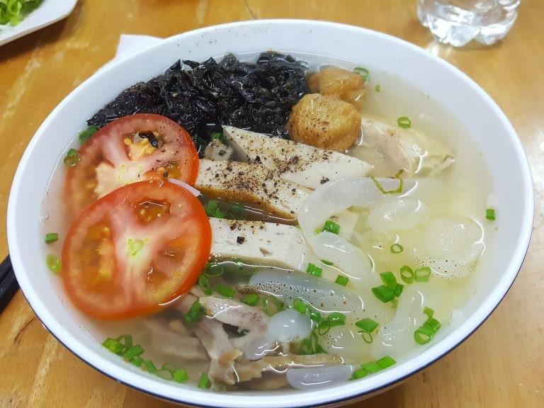 79 Nha Trang Quán là điểm đến lý tưởng để thưởng thức món bún chả cá và bún sứa đẳng cấp.