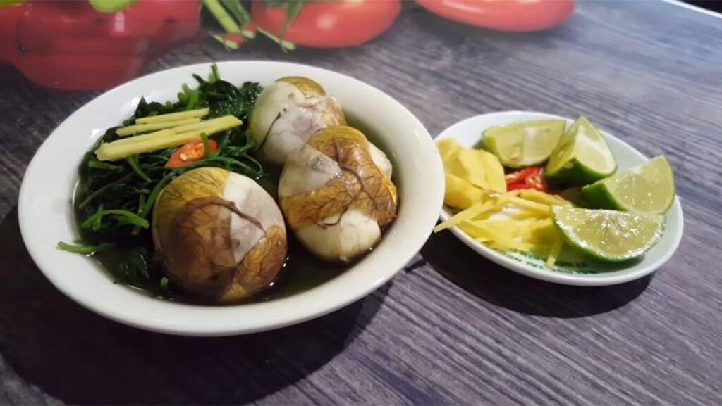 Trứng vịt lộn hầm ngải cứu - món ăn bồi bổ sức khỏe đơn giản tại nhà